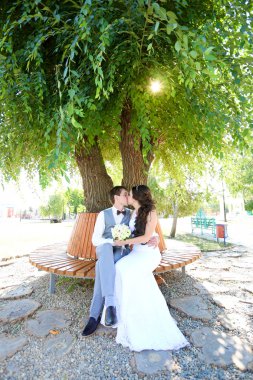 Genç gelin ve Damat Düğün gününde doğada yürüyüş