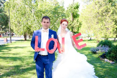 Genç gelin ve Damat Düğün gününde doğada yürüyüş