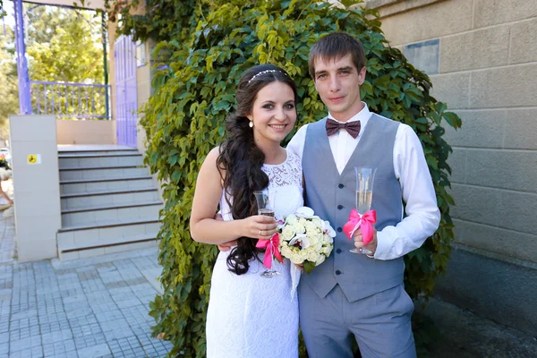 Young bride and groom walk in nature on the wedding day — Stock Photo, Image