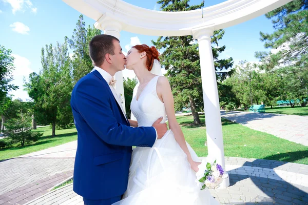 Bela noiva beijo e noivo — Fotografia de Stock