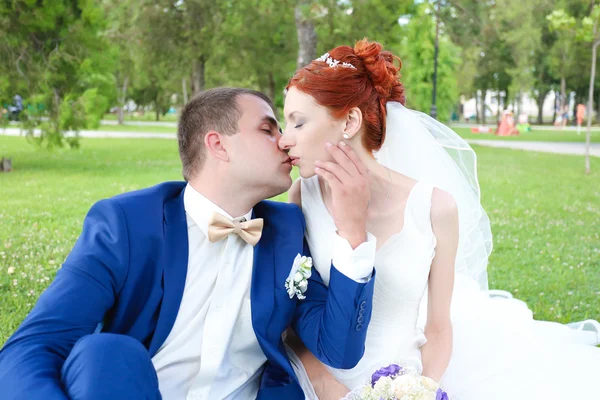 Beautiful kiss bride and groom — 图库照片