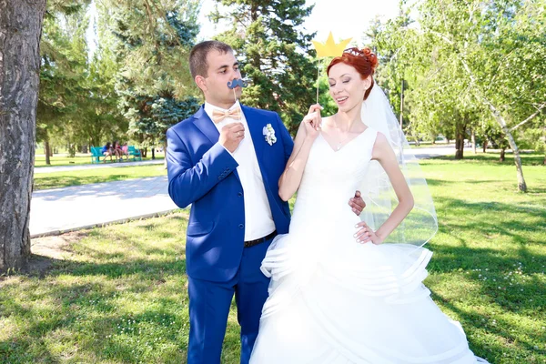 Novia joven y novio caminan en la naturaleza en el día de la boda —  Fotos de Stock