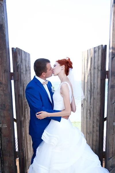 Bela noiva beijo e noivo — Fotografia de Stock