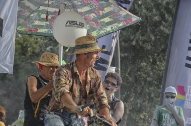 Erkekler bisikletle renk çalıştırmak Rimini eğlenmek.