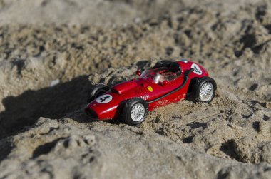 Sahilde bir araba modeli