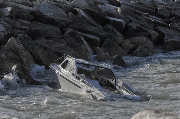 Barco afundando em frente ao porto — Fotografia de Stock