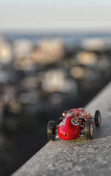 Modèle de célèbre voiture rouge par la fenêtre d'un gratte-ciel — Photo