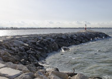 Uçurumun önünde küçük tekne