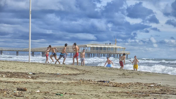 Ragazzi in gita scolastica divertirsi in mare — Foto Stock