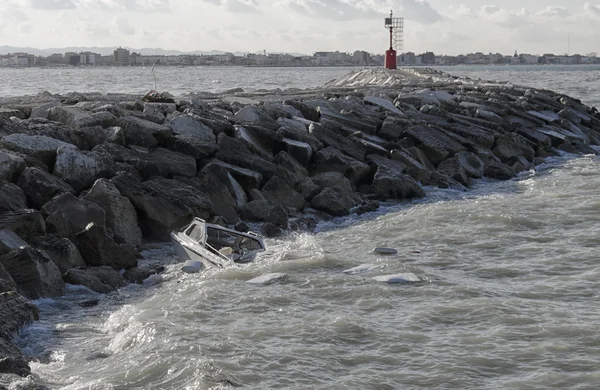 Sinking small boat in front of the port — Stock Photo, Image