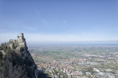 Nefes kesici manzara ve La Guaita Kulesi