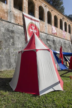 Çadır ve tarihi yeniden yürürlüğe girmesi Bayraklarda