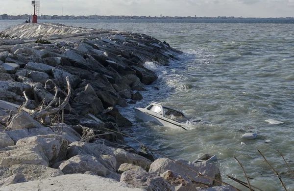 Kleine boot aan de genade van de Oceaan — Stockfoto