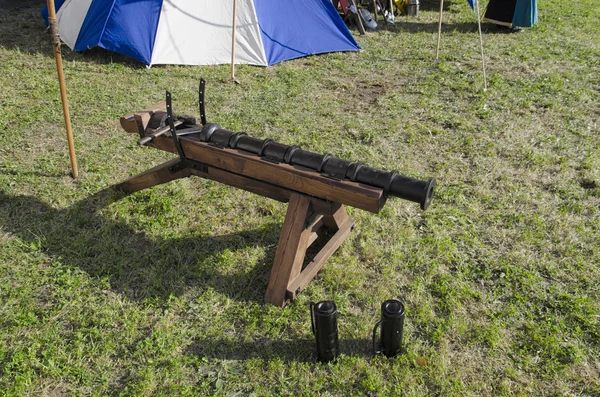 Velha peça de artilharia em reencenação histórica — Fotografia de Stock