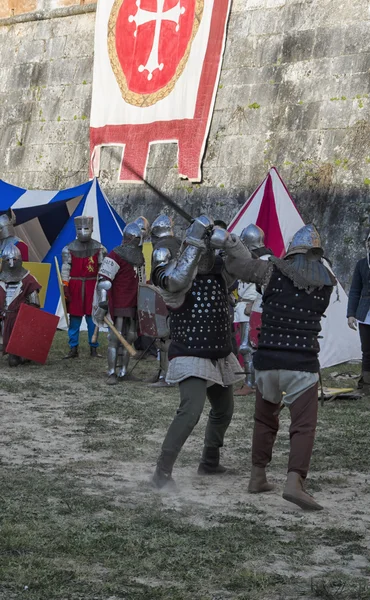 Combat d'épée entre chevaliers dans la reconstitution historique — Photo