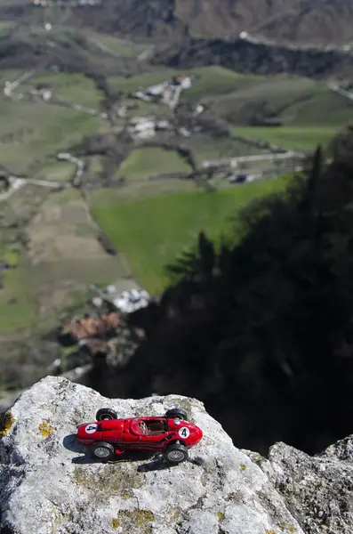 赤い車と息をのむパノラマのスケール モデル — ストック写真