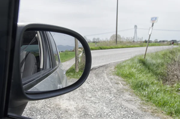 Estrada de campo vista do espelho — Fotografia de Stock