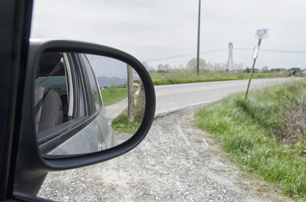 Camino de campo visto desde el espejo — Foto de Stock