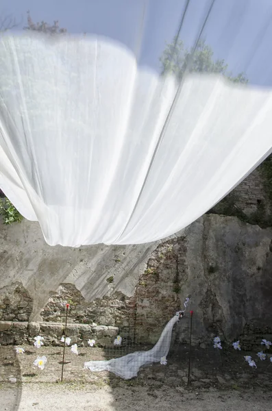 Toskana bir düğün için çiçek düzenleme