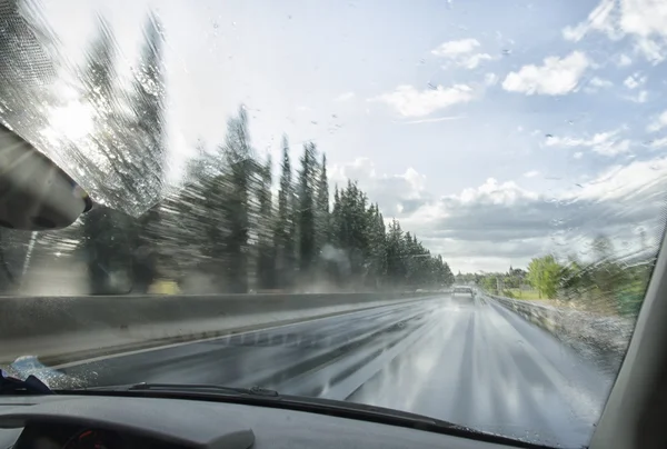 Coche en una autopista mojada — Foto de Stock