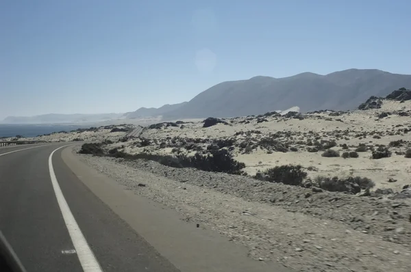 Estrada entre o deserto e o oceano — Fotografia de Stock