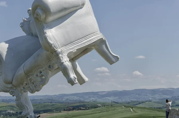 Gigantische fauteuil over het Toscaanse landschap — Stockfoto