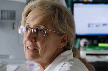 Onun ofisinde çalışan kıdemli mühendis