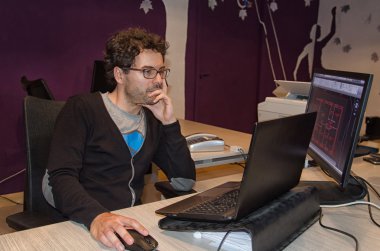 bir proje üzerinde çalışan mühendis