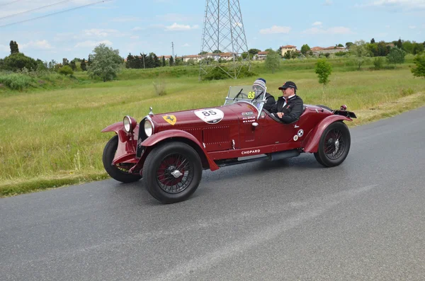Kırmızı araba mille miglia yarışı