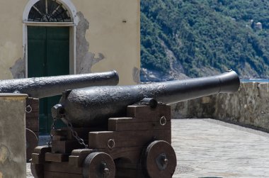 bir kale savunmak için eski topları yerleştirilir