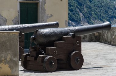 Bir kale savunmak için eski topları yerleştirilir