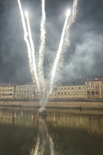 Fyrverkerier över floden Arno — Stockfoto