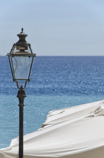 Lampada classica con mare sullo sfondo — Foto Stock