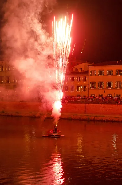 Fyrverkerier över floden Arno i Pisa — Stockfoto