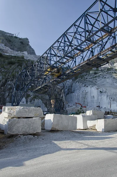 Grúa en cantera de mármol en Carrara — Foto de Stock