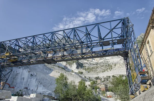 Grúa de mármol en cantera de Carrara — Foto de Stock