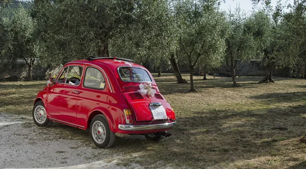 Fiat 500 dekoriert für eine Hochzeit — Stockfoto