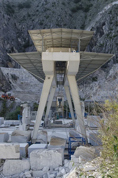 Crane in marble quarry in Italy — Stock Photo, Image