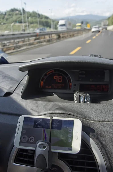 Telefon kullanımının bir navigasyon sistemi otomatik olarak