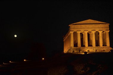 Concord Tapınağı ve dolunay