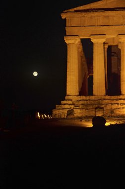 Concord Tapınağı ve ay