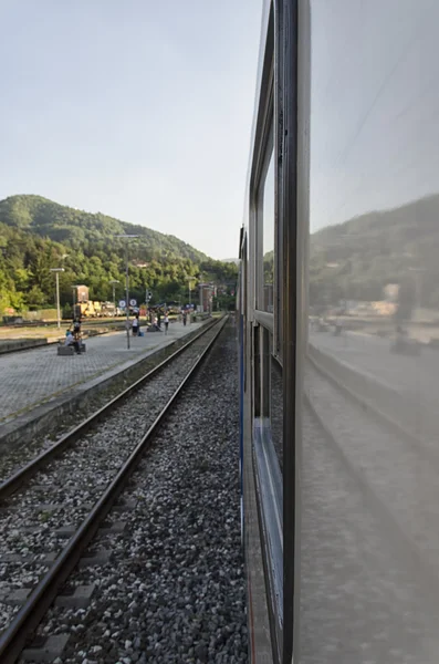 Tren istasyonunda durdu