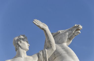 bir savaşçı heykeli