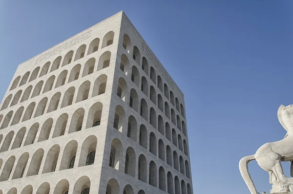 Tipik İtalyan akılcı mimarisi görünümünü