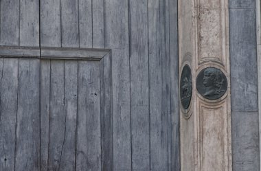 Klasik bir saray kapısı