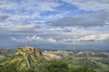Köy ortasında bir kanyon