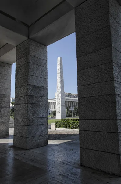 Obelisk framed by huge pillars — Stock Photo, Image