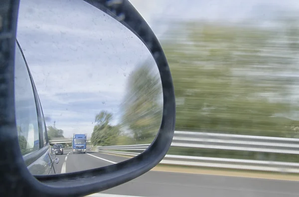 A estrada no espelho retrovisor — Fotografia de Stock
