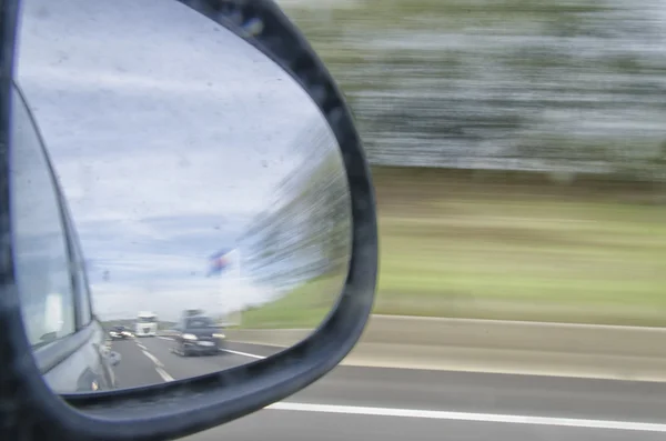 A auto-estrada no espelho retrovisor — Fotografia de Stock