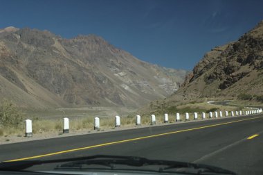 Belgili tanımlık Andes dağ arabadan